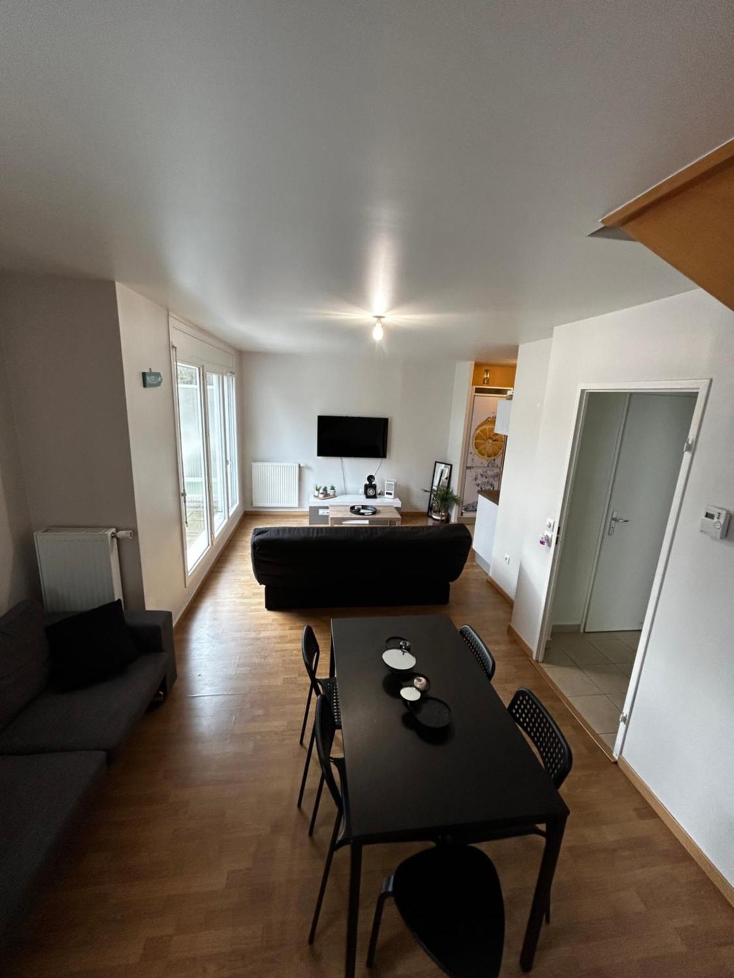 Duplex Lumineux Equipe/rer D/balcon/parking Apartment
